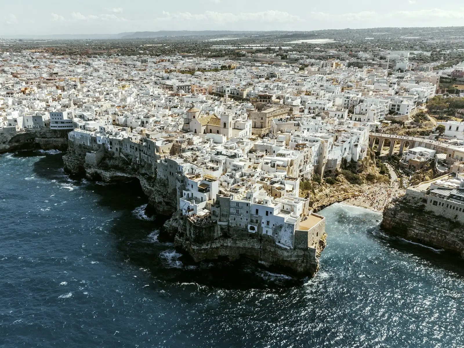 Le case bianche di Polignano a Mare a picco sulla scogliera