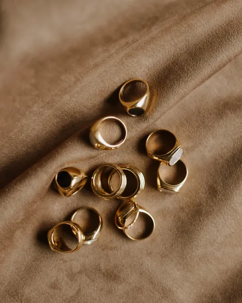 Una serie di anelli d’oro sottili su un tessuto