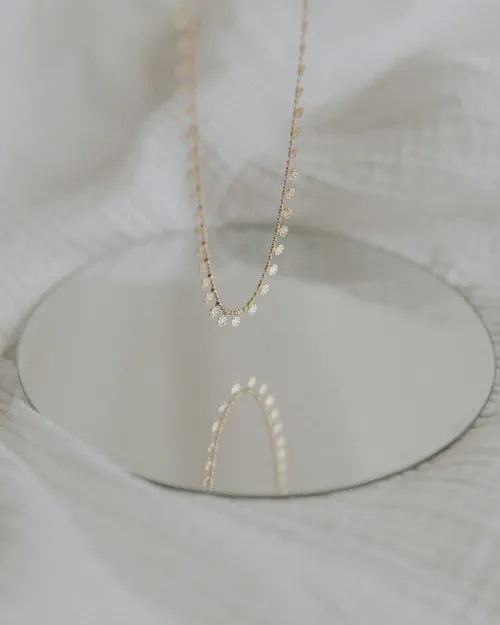 Collana sottile in oro con piccole sfere