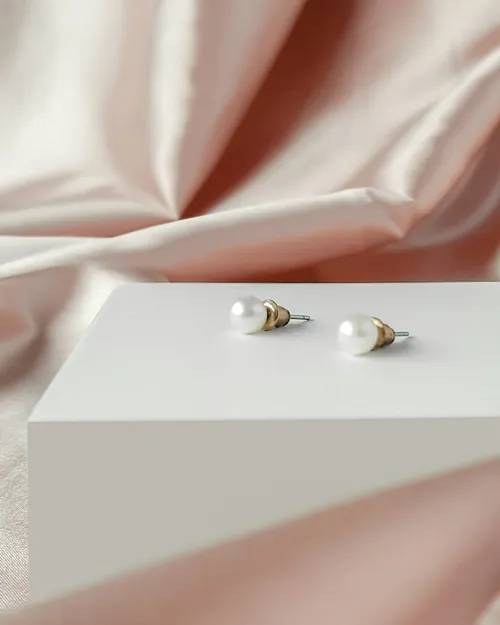 Orecchini con perle bianche