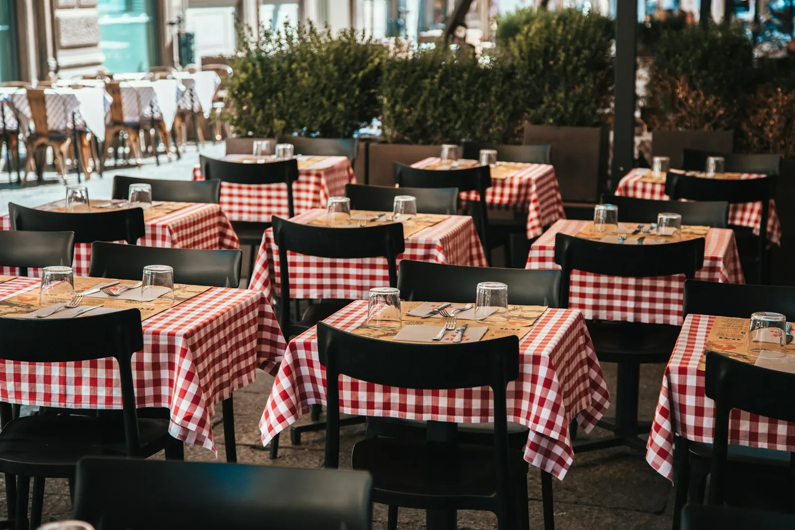 Il dehors dell’osteria con le tovaglie a quadri bianche e rosse
